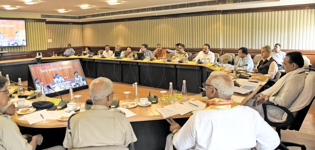 अपराध के प्रति 'ज़ीरो टॉलरेंस'...

आज मुख्यमंत्री कार्यालय में प्रशासनिक व राजस्थान पुलिस के उच्च अधिकारियों के साथ प्रदेश की कानून व्यवस्था को लेकर समीक्षा बैठक की व कानून-व्यवस्था को सुदृढ़ करने हेतु आवश्यक दिशा-निर्देश दिए।

#आपणो_अग्रणी_राजस्थान