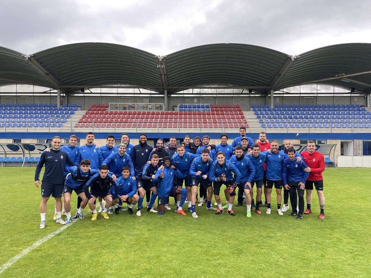 Denboraldiko azken entrenamenduaren bila! 💪🏼💙 

#aupaAZULES