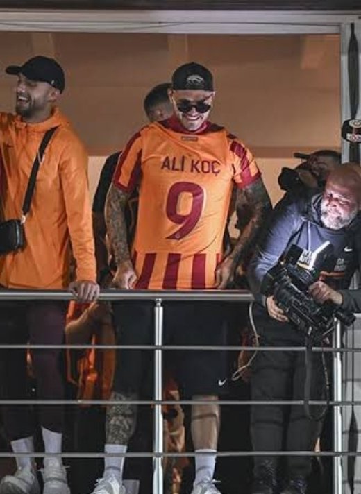 Şu fotonun Fenerbahçe'ye bedeli 45.000.000€ oldu.

Daha yolacak çok kaz var.