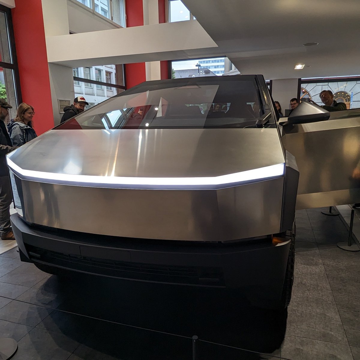 Ich frage mich ja schon, ob wir dieses Auto jemals auf den europäischen Strassen sehen.