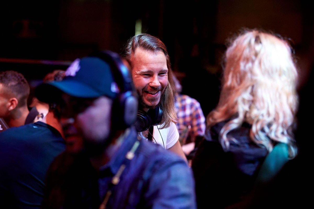 Popronde (@popronde) on Twitter photo Vandaag is de <a href="/Muzikantendag/">Muzikantendag</a> in de <a href="/melkweg/">Melkweg</a> en wij zijn erbij! 🎶
Om 13:00 presenteert <a href="/C_Moorman/">Chris Moorman</a> het flitscollege ‘Het Perfecte Praatje’ 💬 Om 15:00 volgt Natasja met haar flitscollege ‘Een Passend Plaatje’ ✨En om 16:00 zie je Fieke in een panel over talentontwikkeling 🔥 Vandaag is de <a href="/Muzikantendag/">Muzikantendag</a> in de <a href="/melkweg/">Melkweg</a> en wij zijn erbij! 🎶
Om 13:00 presenteert <a href="/C_Moorman/">Chris Moorman</a> het flitscollege ‘Het Perfecte Praatje’ 💬 Om 15:00 volgt Natasja met haar flitscollege ‘Een Passend Plaatje’ ✨En om 16:00 zie je Fieke in een panel over talentontwikkeling 🔥