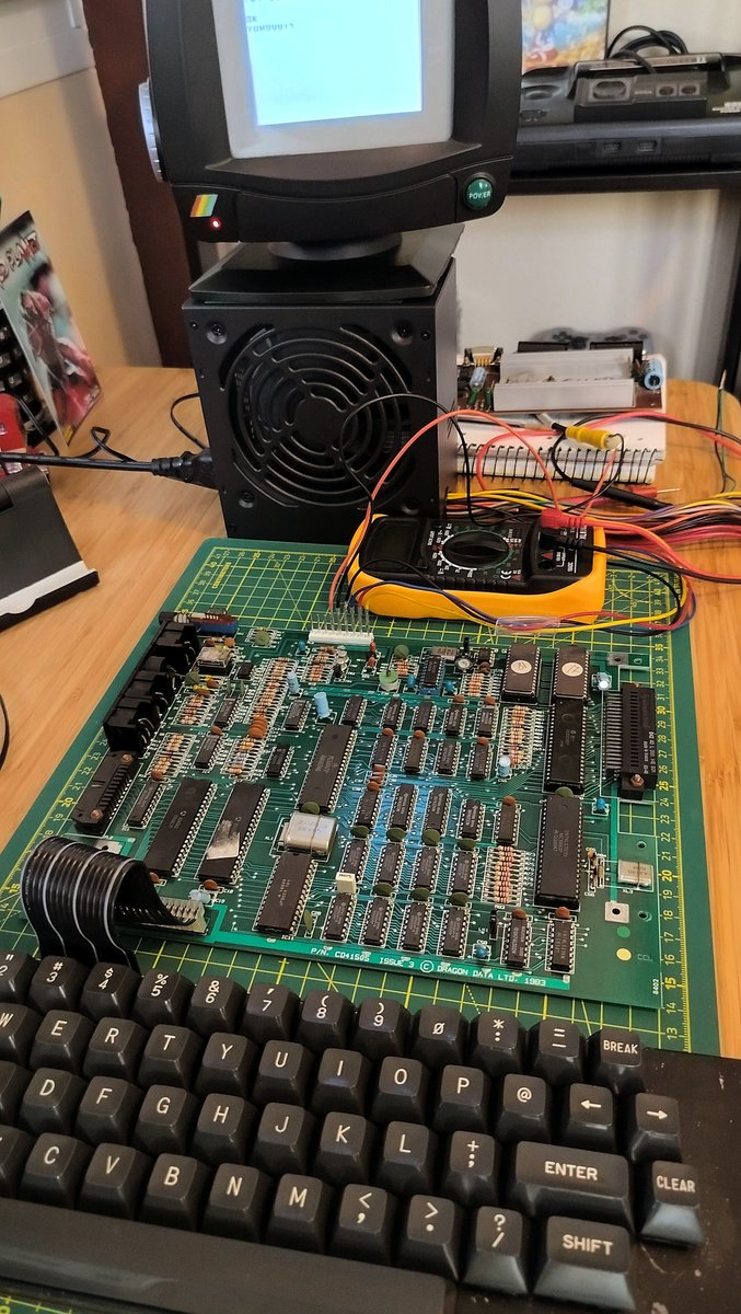 salvakantero's tweet photo. Funciona! Ahora puedo empezar a pensar en una instalación eléctrica decente, en restaurar la carcasa y en comprar algunos cables.
Luego vendrá la parte no menos interesante de programar algo en BASIC, probar cassettes, etc...
#retrocomputing #vintagecomputing #dragon64 https://t.co/Xf89F88Z7Q