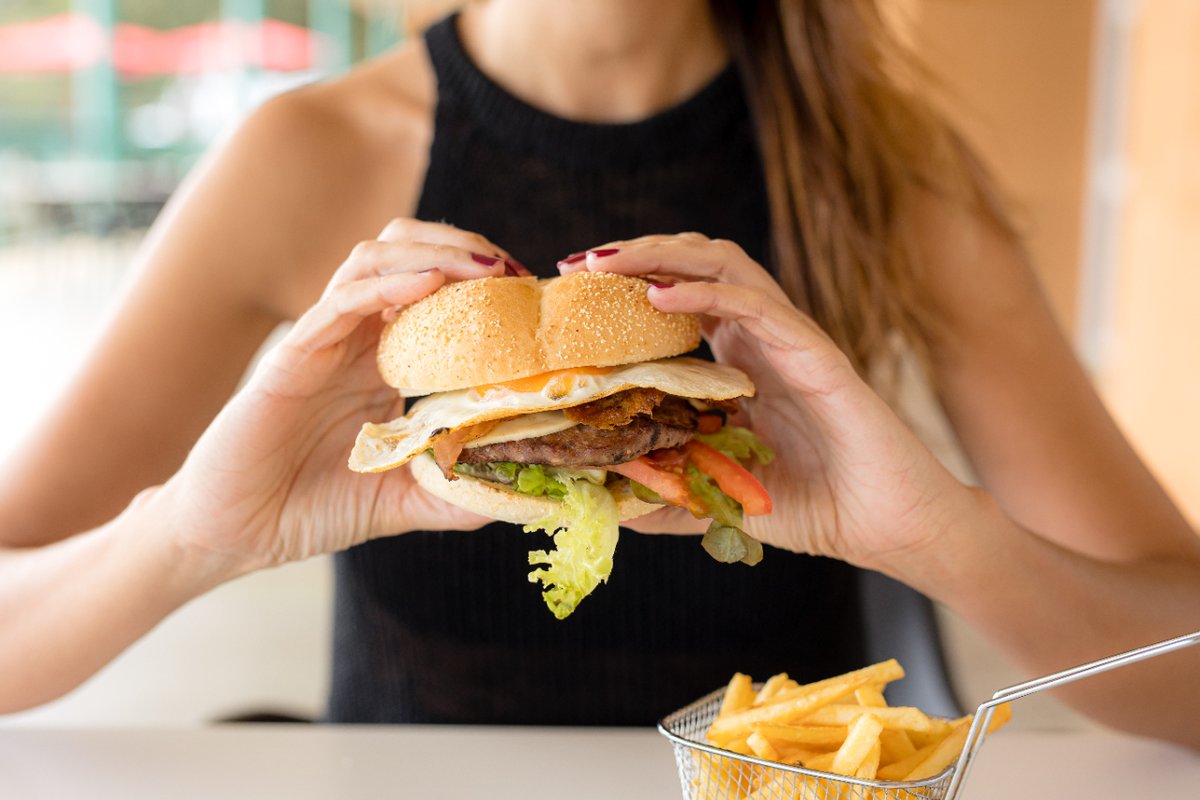 Campusesport's tweet image. 🍔 Avui et convidam a descobrir les nostres hamburgueses!🌟 Recorda que cada hamburguesa va sempre acompanyada de patates o moniatos fregits. Tu tries!🫵
#BurgerLovers #OpcionsSenseCarn #MenjarSaludable #TakeAway #CampusEsport #UIB #food #UIB #cafeteriacampusesport
