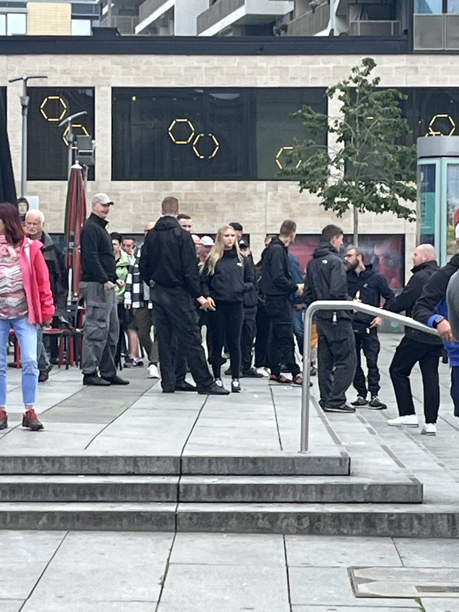 Vorsicht Fashis der Elblamd Revolte formieren sich am Hauptbahnhof #CSDDresden