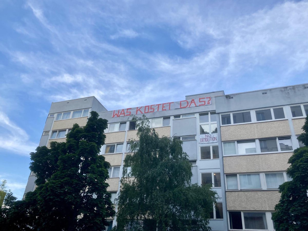 Die Eigentümer:innen haben schon Angst vor unserer Demo. 💪
Bis gestern waren die Häuser geschmückt, jetzt hat der Vermieter vom Hafenplatz alle Zeichen des Protests entfernt. Wir kommen trotzdem! Denn bezahlbarer #Wohnraum darf nicht abgerissen werden!