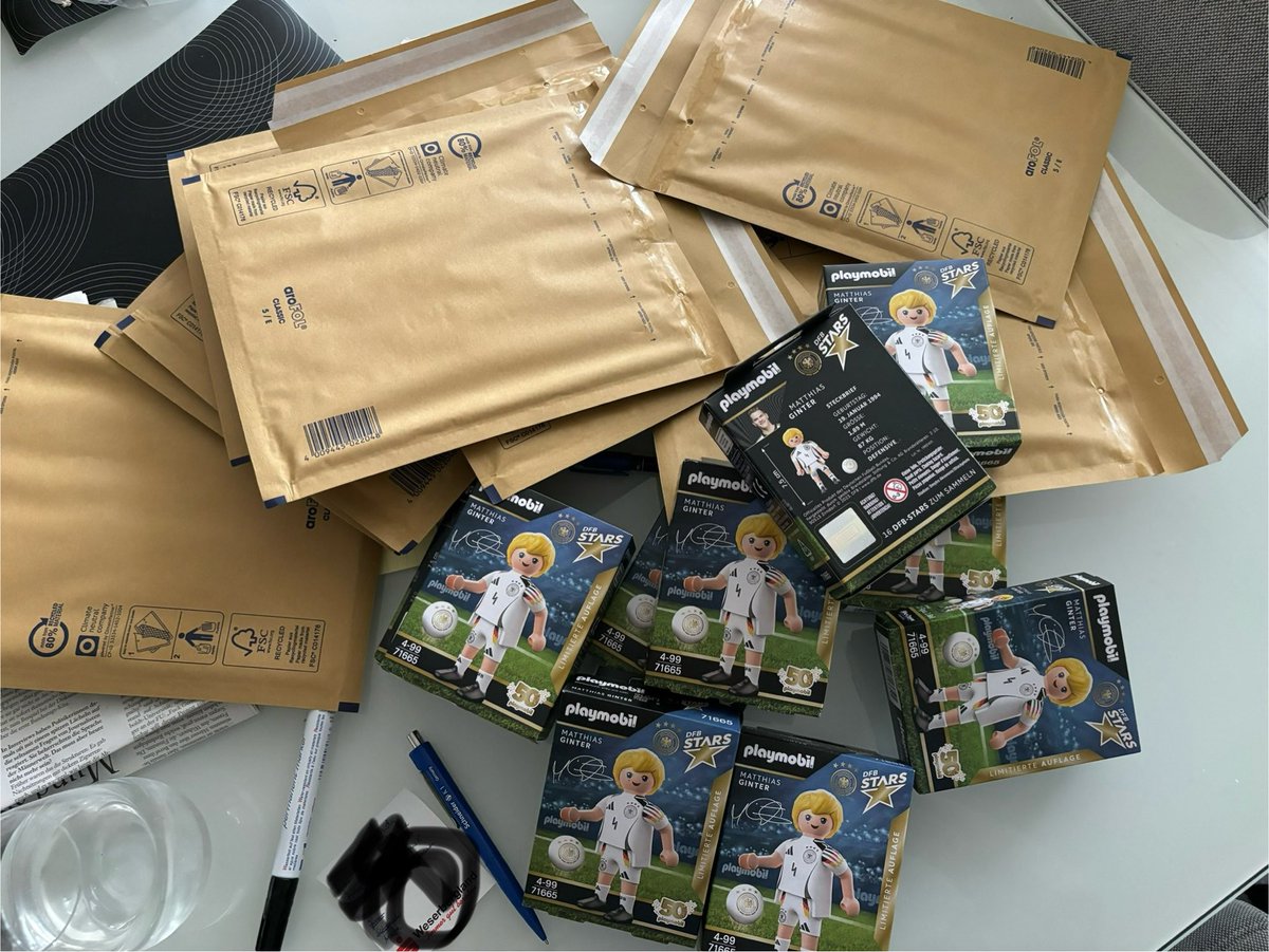 oetzi76's tweet photo. Ein paar Matzes gehen heute auf die Reise 📮.
#SCF #Ginternational https://t.co/KNXnxORuTe