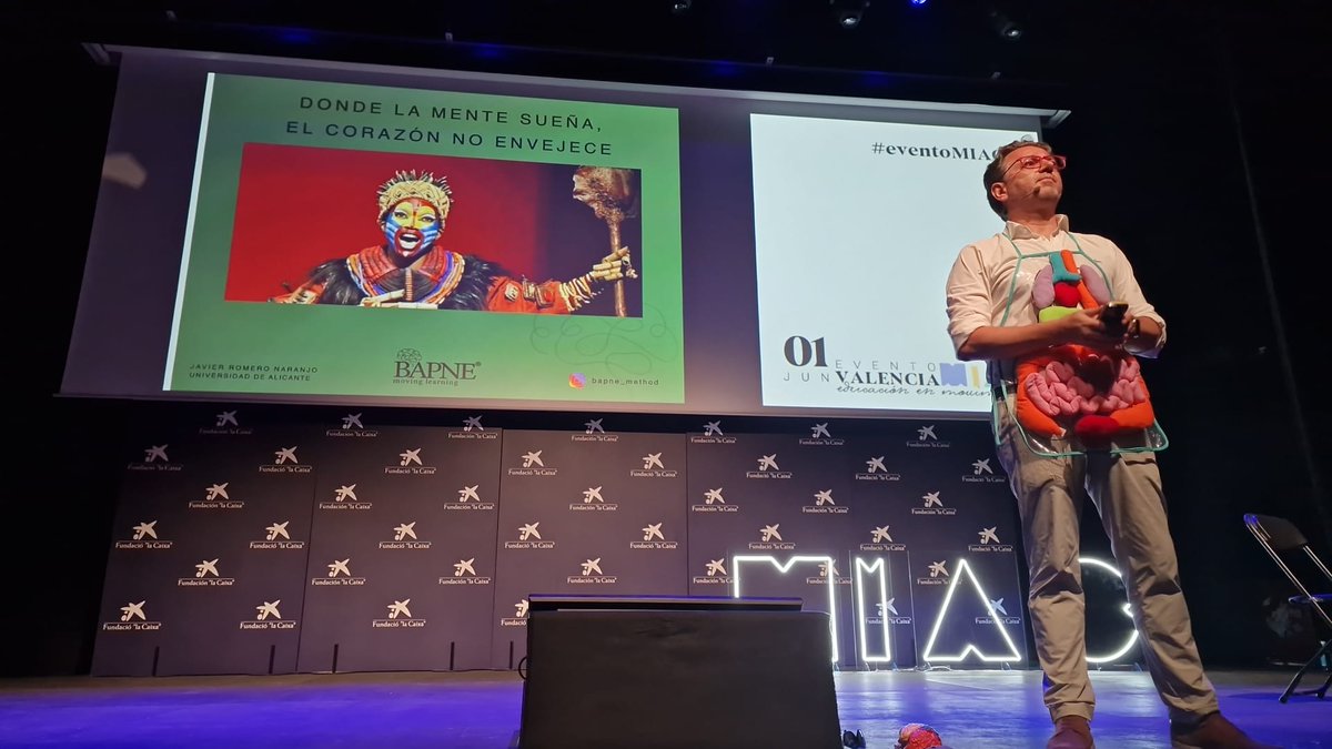 Primera ponencia "Neuromotricidad en el aula" de Javier Romero creador de <a href="/Bapneofficial/">BAPNE</a> que nos habla de como llevar recursos al aula, temas como el control de impulsos o la memoria del trabajo y de la función de las emociones vinculadas al movimiento.
#MIACValencia