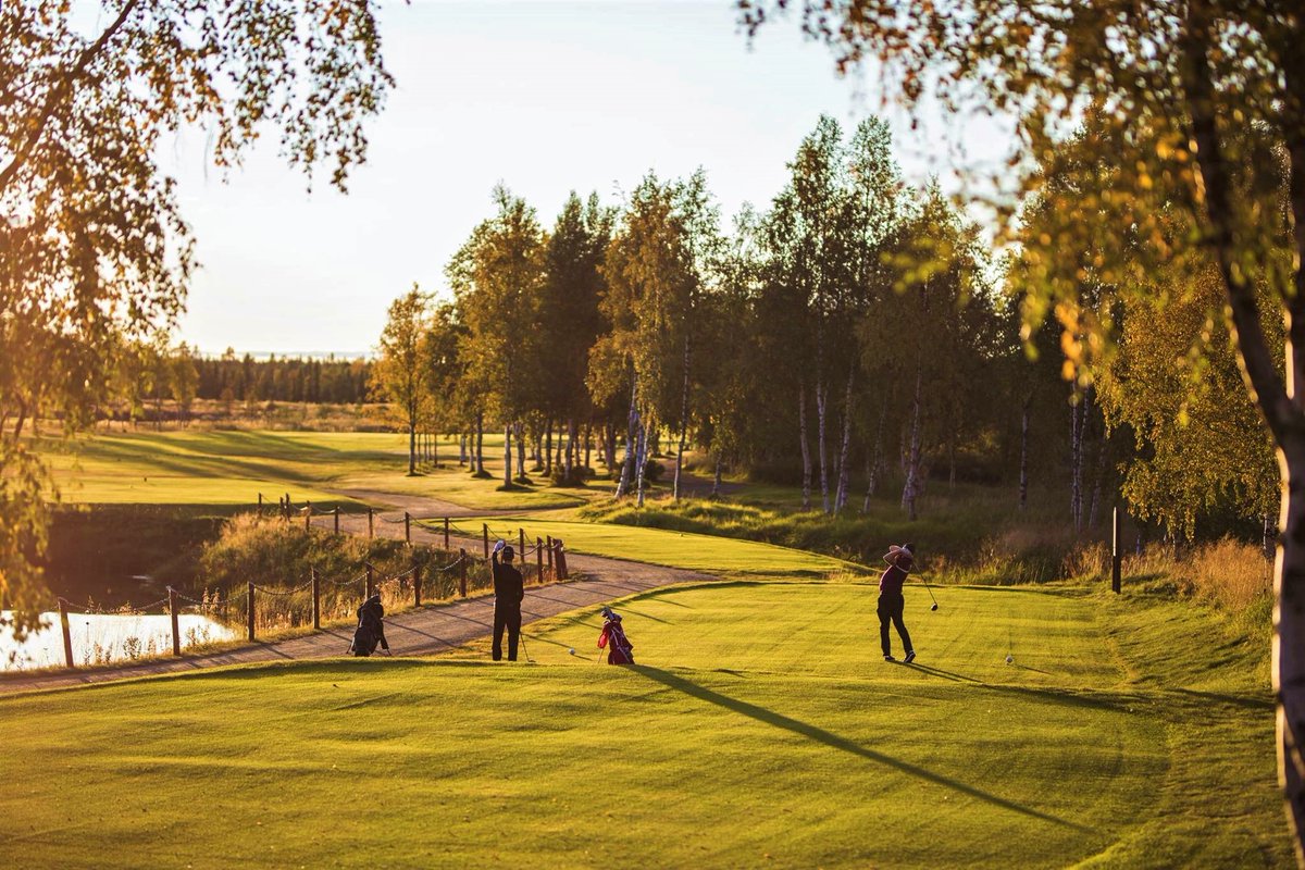 Although golf came to Finland quite late, today there are 125 courses and around of 140,000 affiliated Finnish  golfers. Remarkably, Finland has the 10th highest number of registered  golfers in Europe: discoveringfinland.com/activities/gol…