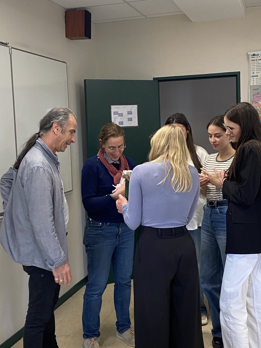 Remise des attestations ⁦<a href="/ScPoTlse_DISPO/">DISPO</a>⁩ à nos terminales encordés et remerciement aux enseignants qui les accompagnent depuis 3 ans. Bonne route dans vos études supérieures. ⁦<a href="/DSDEN65/">IA-DASEN 65</a>⁩