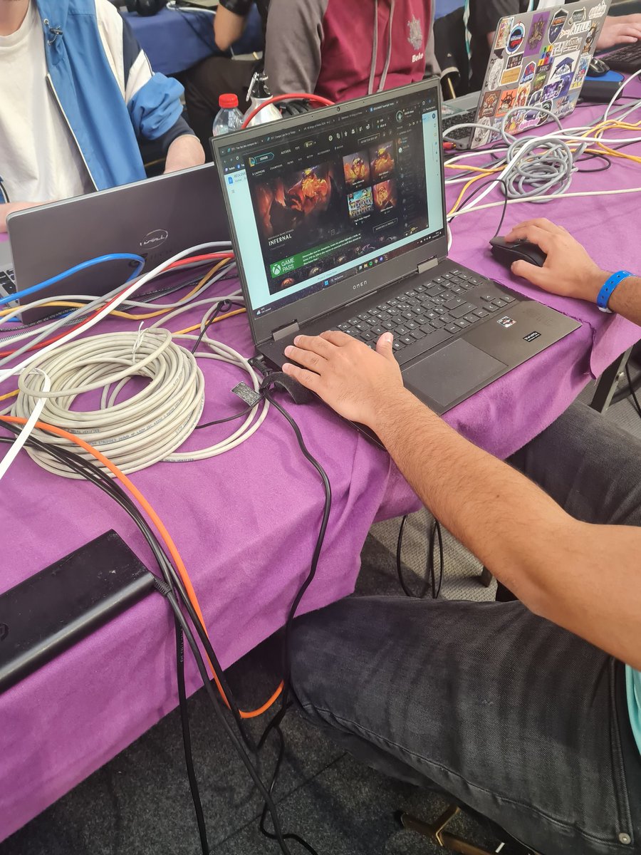 Ils sont là nos joueurs participent au kof  🔥🔥🔥 

<a href="/LucaChvl/">Luca</a> - Smash 
<a href="/Oussenlive/">Ouss | BMS</a> @Lostin_P4radise - TFT 
#GGCDWIN