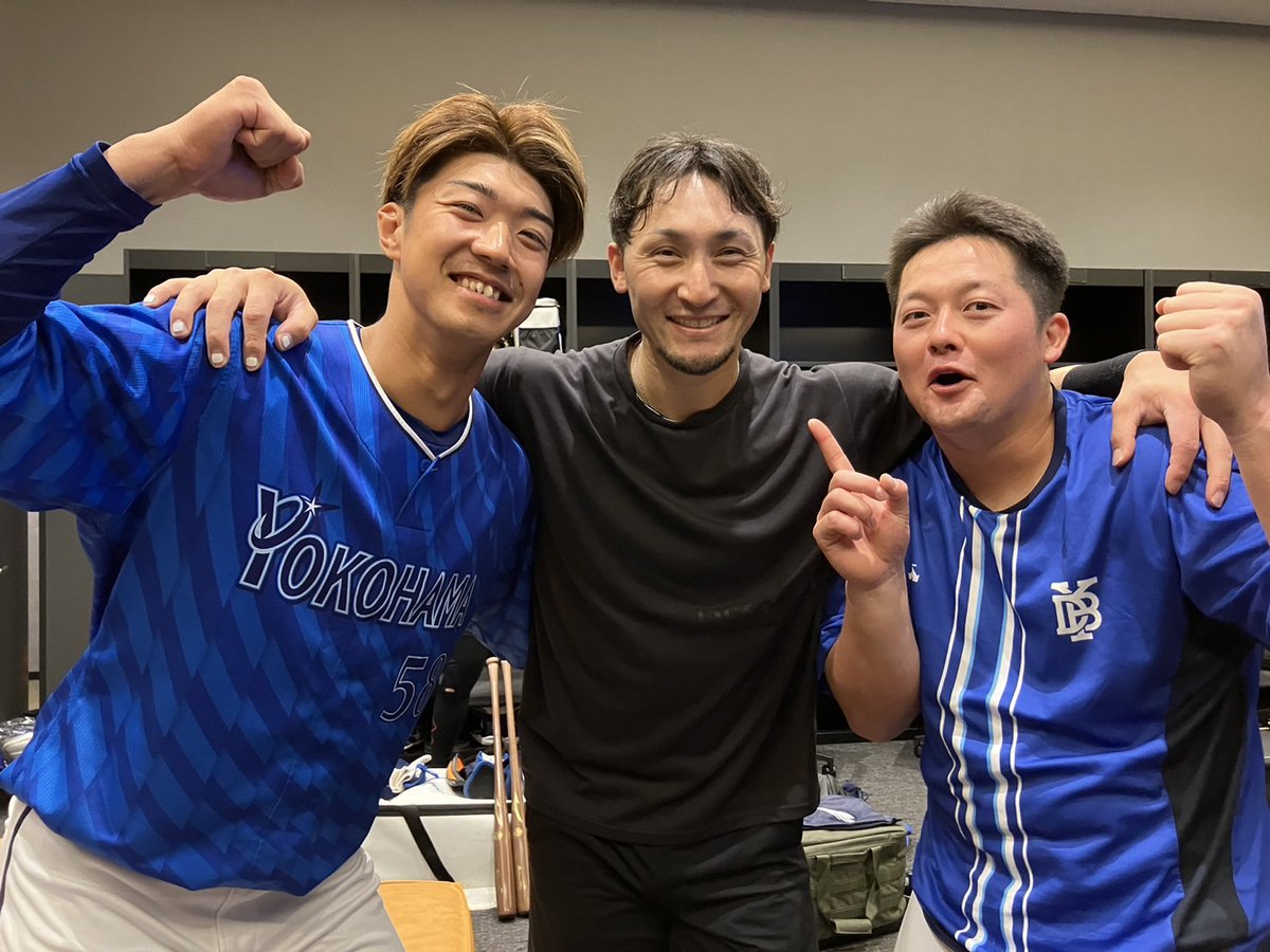 2回に逆転となる2点本塁打を放った #伊藤光 選手💪
と、2試合連続打点の #梶原昂希 選手✨
そして9回に勝負を決める本塁打を放ちヒーローとなった #牧秀悟 選手⭐️⭐️

#試合後フォト 
#baystars