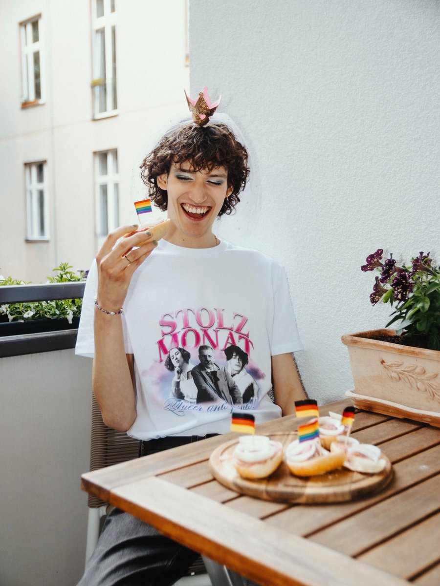 Die Initiatoren des alten Stolzmonats bekommen bestimmt auch so ein Shirt, wenn sie nett fragen,  <a href="/FabianGrischkat/">Fabian Grischkat</a>?