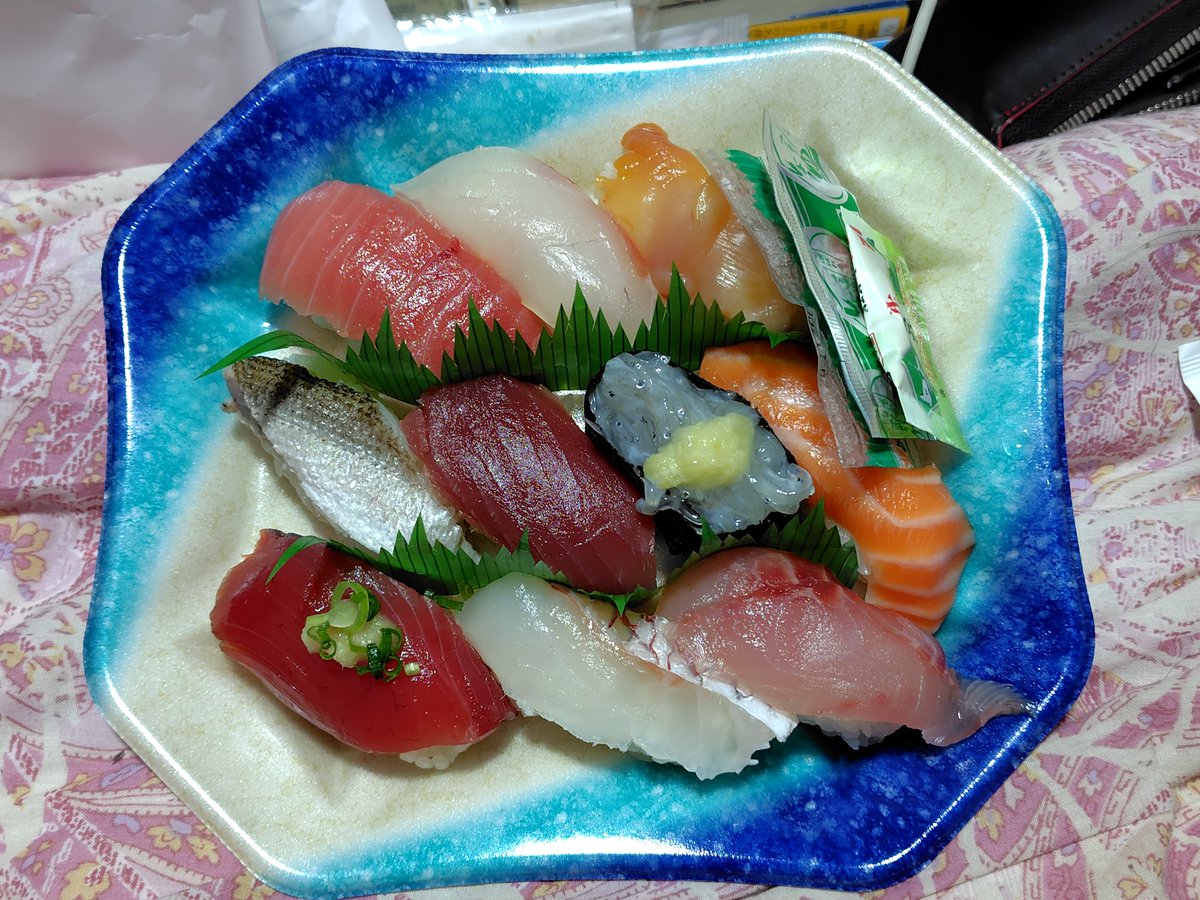 tsukapyon1115's tweet photo. 今日は母親の入院代が少し安くなったから夕飯はちょっと豪勢にお寿司！🍣 https://t.co/mNixWfmbhJ