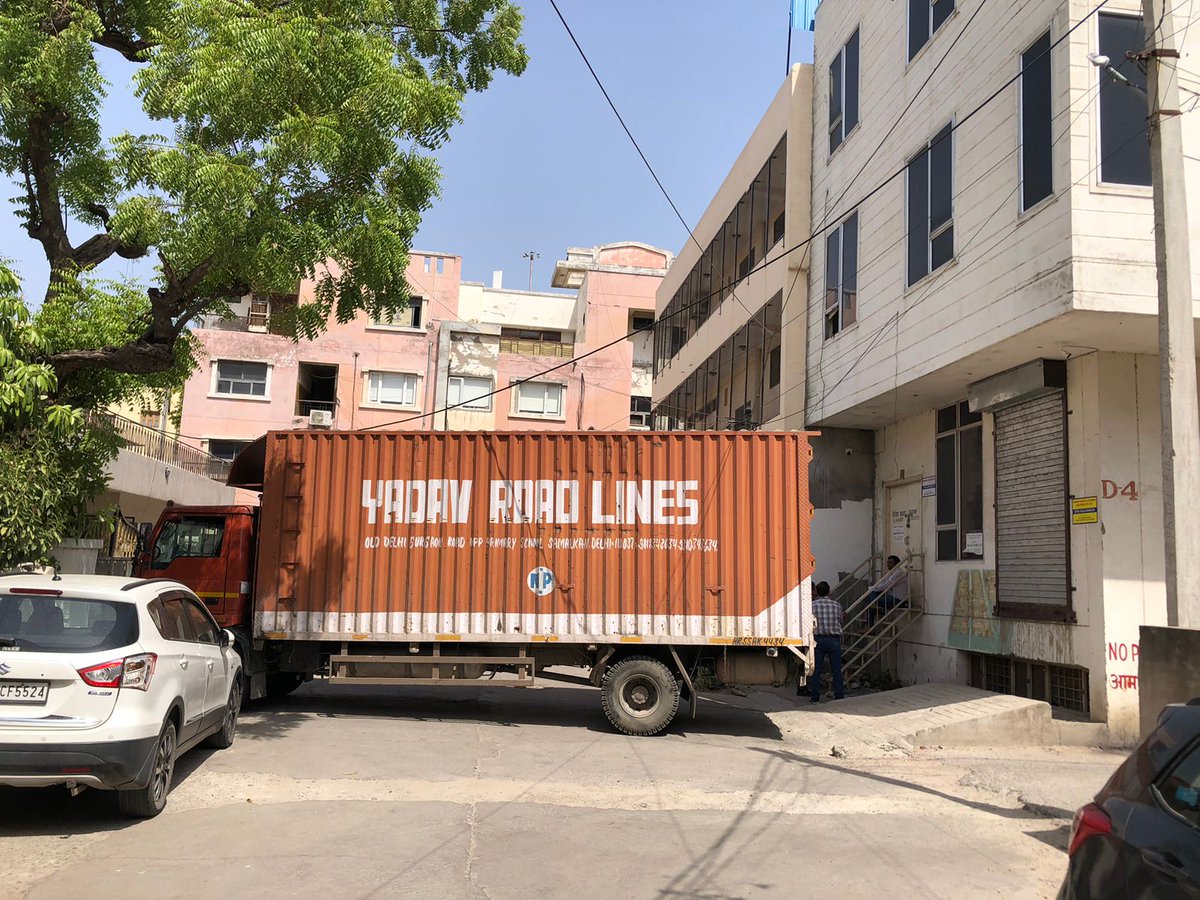 being_coherent's tweet photo. @jpr_traffic @PoliceRajasthan @SKFinanceLtd Truck 🚛 HR55AK4434 is parked illegally in colony blocking the whole road.
LOCATION : D4 Lalji Ka bagh motilal Atal Road Jaipur (behind Neelam hotel)
kindly take action.
thankyou https://t.co/aMdUPcaVNA