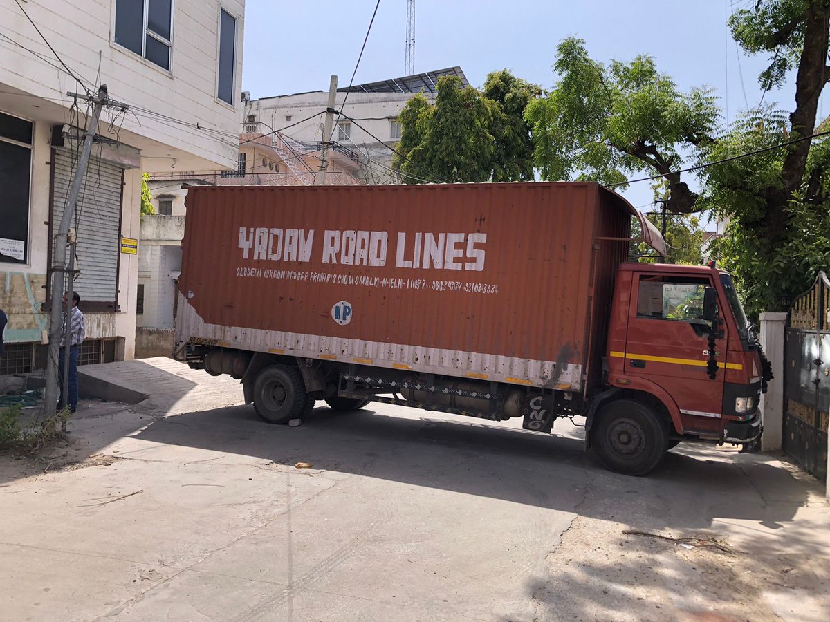 being_coherent's tweet photo. @jpr_traffic @PoliceRajasthan @SKFinanceLtd Truck 🚛 HR55AK4434 is parked illegally in colony blocking the whole road.
LOCATION : D4 Lalji Ka bagh motilal Atal Road Jaipur (behind Neelam hotel)
kindly take action.
thankyou https://t.co/aMdUPcaVNA
