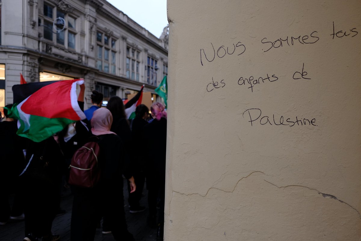 Les trombes d’eau tombées d’un ciel sombre dispersent rapidement la manifestation parvenue place Kléber. Dans la rue des Grandes-Arcades vide, les poteaux portent un message maintes fois scandées par la foule : 'Nous sommes tous des enfants de Palestine.' 

#Strasbourg, hier.