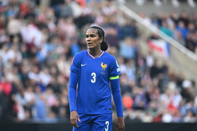 La capitaine des Bleues, Wendie Renard, a été touchée à la tête à la fin du match contre l'Angleterre, vendredi soir à Newcastle, mais n'est pas inquiète pour sa présence mardi à Saint-Étienne, contre ces mêmes Anglaises.
ow.ly/IigC50S5jvZ