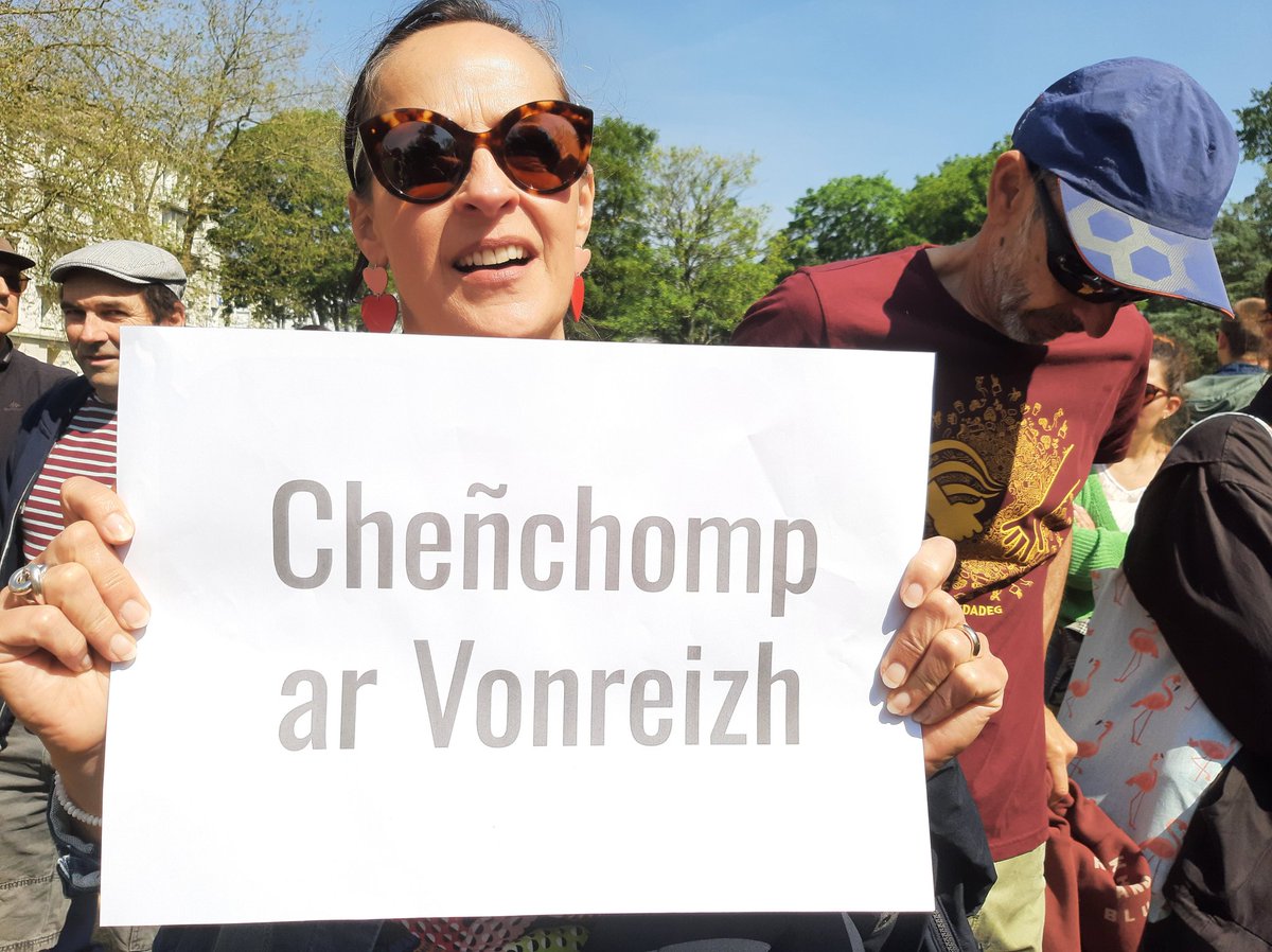 TudiCrequer's tweet image. Ur c'hant den bennak bodet e #Brest evit goulenn cheñch ar vonreizh #evitmavevoaryezhoù @NosLangues
#bzhg  #Breizh