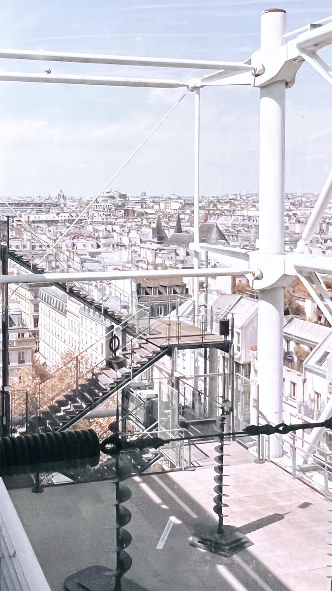Que bonito es <a href="/CentrePompidou/">Centre Pompidou</a>, no solo por la colección de arte moderno y contemporáneo, sino por el excelente ejercicio de diseño, arquitectura e ingeniería de su momento!