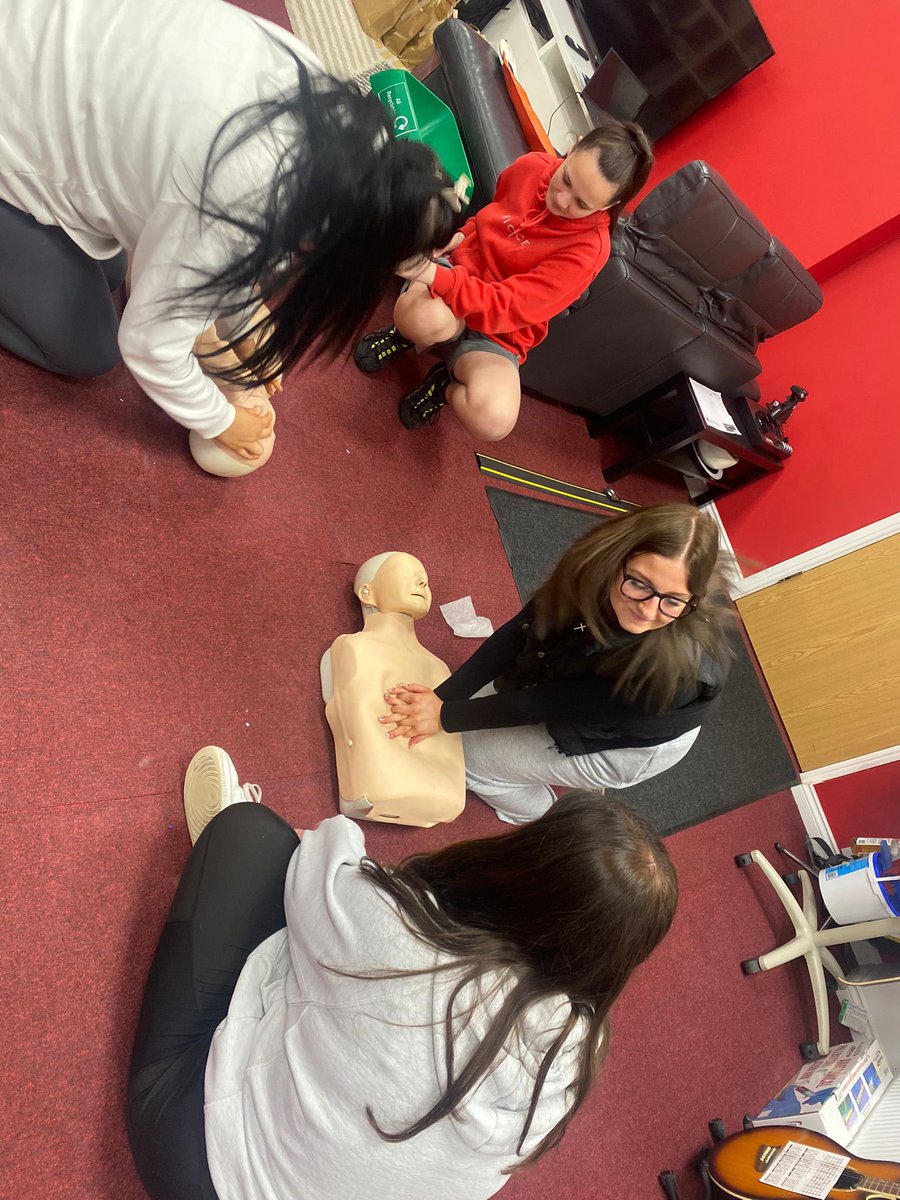 PathwaysNLC's tweet image. Pathways students learning a valuable lesson, another 10 qualified First Aiders  ⛑️ 🚑. Amazing effort, Well done 🙌🙌 @routestowork @DYWLED @nlcpeople #skillzone