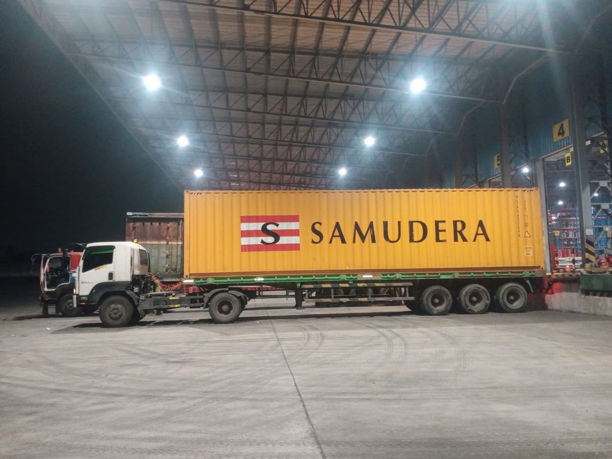 diditharianto's tweet photo. Kegiatan Muat di Salah satu Gudang logistics Besar di kawasan MM2100 #kontainer #gudang #warehouse #logistik https://t.co/LbwLccXh8l
