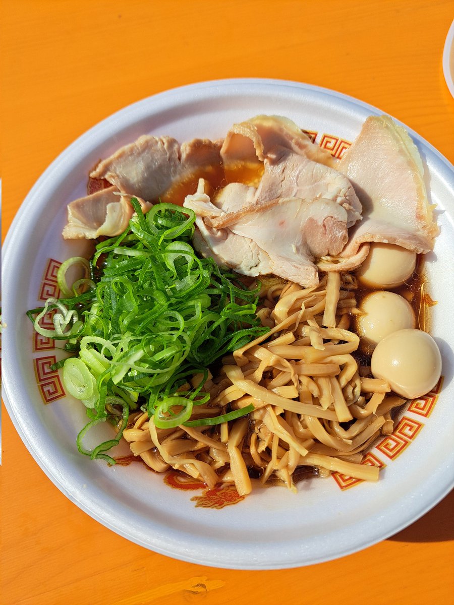 ラスト🍜

くじら食堂さん

こちらも名店です👯‍♀️🫶🏻👯‍♀️

博多地鶏の三年熟成醤油らーめん

全増し🍖🥚✨

ご馳走様でした🥹🫶🏻️

お会いしたフォロワー様ありがとうございましたm(_ _)m🍻🍺

日焼けやべぇ🌞✨

#八街ラーメン祭