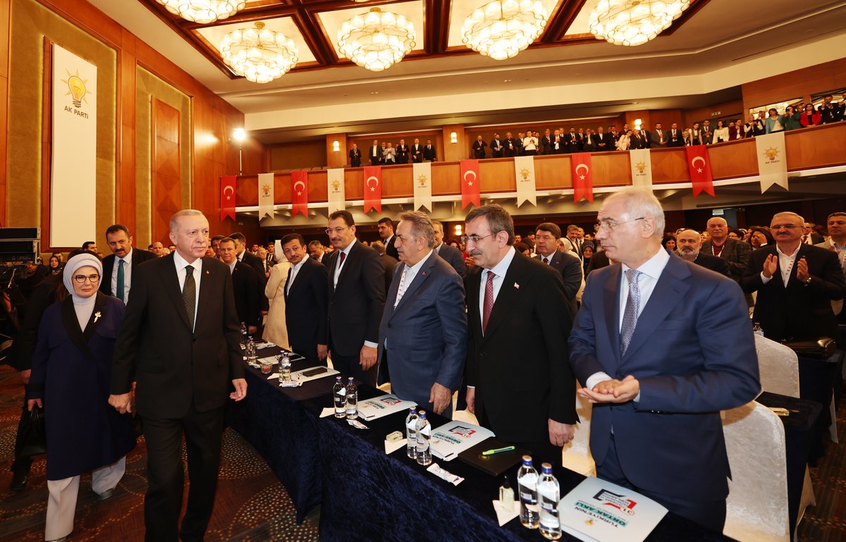 RTErdogan's tweet photo. Temasını Türkiye’nin Ortak Aklı olarak belirlediğimiz AK Parti 31’inci İstişare ve Değerlendirme Toplantımızın hayırlı olmasını diliyorum.

İnşallah partimizin istikbali açısından önemi haiz konuları konuşacağız, hiçbir komplekse kapılmadan meselelerimizi masaya yatıracağız.     

Türk siyasi hayatında istişare kültürü bizimle anlam kazandı, bizimle ete kemiğe büründü.

23 yıldır bizi ayakta tutan, rakiplerimize göre avantajlı kılan vasfımız, hiç kuşkusuz ortak akla önem vermemiz, ortak akılla hareket etmemizdir.

14-28 Mayıs ile 31 Mart seçim sonuçları arasındaki negatif ayrışmayı tüm yönleriyle, asla kolaycılığa kaçmadan ele alacağız.

Milletimizin başta değişim ve yenilenme talebi olmak üzere sandık sonuçlarıyla bize ulaştırdığı beklentilerinin tamamının farkındayız.

Mesajların gereğini vakti saati geldiğinde muhakkak yapacağız.

Milletimizle gönül köprülerimizi tekrar güçlendirirken AK Parti ve Cumhur İttifakı’nın surlarında gedik açma girişimlerine fırsat vermeyeceğiz.

AK Parti olarak 85 milyonun umudu olma vasfımızı koruyorsak bunun sırrı, milletin sesine kulak kabartıp kurucu değerlerimizin rehberliğinde kendimizi güncellemeyi başarmamızdır.

İnşallah bundan sonra da değişim irademizi güçlü ve dinamik tutacağız.

Burada yanlışlarımızı düzeltmek, doğrularımızın sayısını çoğaltmak üzere bir aradayız.

Burada öz eleştirimizi açık yüreklilikle yapmak, kendimize ve partimize ayna tutmak, sorunlarımıza ortak akılla çözüm üretmek üzere bir aradayız.

Burada kardeşliğimizi perçinlemek, ahdimizi ve kavlimizi yenilemek, yola çok daha güçlü bir şekilde yeniden revan olmak üzere bir aradayız.

İstişare toplantımızı, bugüne kadar olduğu gibi, partimizin ve ülkemizin fotoğrafını çektiğimiz, sorunları tespit ettiğimiz ve bunlara ortak akılla çözümler geliştirdiğimiz bir platforma dönüştüreceğimize inanıyorum.