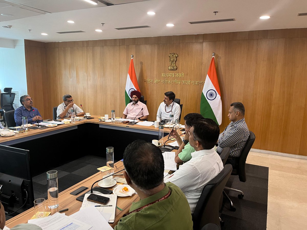 Secretary, @MNREIndia and Secretary, @MinOfPower took a joint meeting today with concerned Government Agencies on like @CEA_India, REIAs, @pgcilindia, @GridIndia1, CTD, @RECLindia, @niwe_chennai, for reviewing the issues pertaining to Renewable Energy Sector. 

#RenewableEnergy