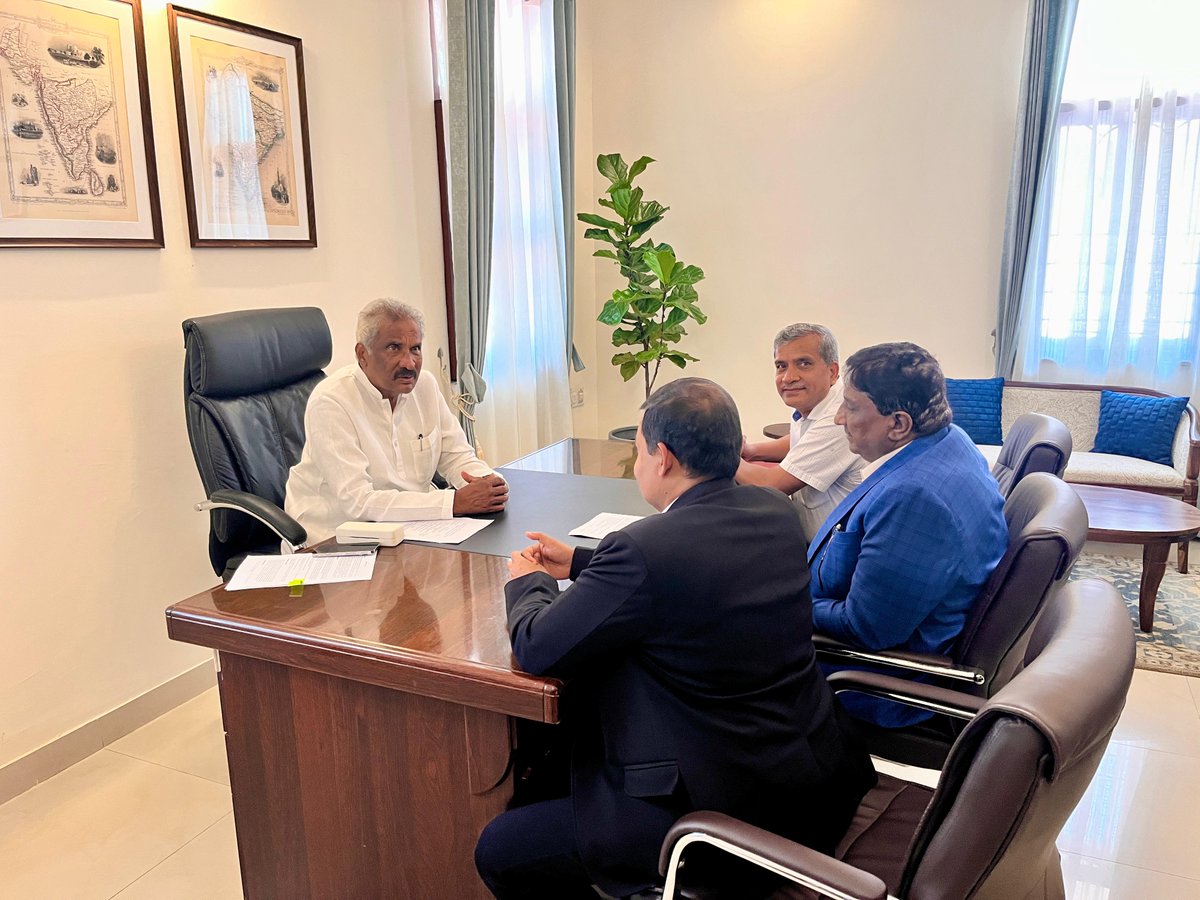 Today I called upon the office bearers of the Karnataka Renewable Energy Manufacturers Association (#KRESMA) to discuss the initiatives of advanced renewable energy in #Karnataka.

Our Karnataka is well-prepared to continue its electricity transition, having successfully
