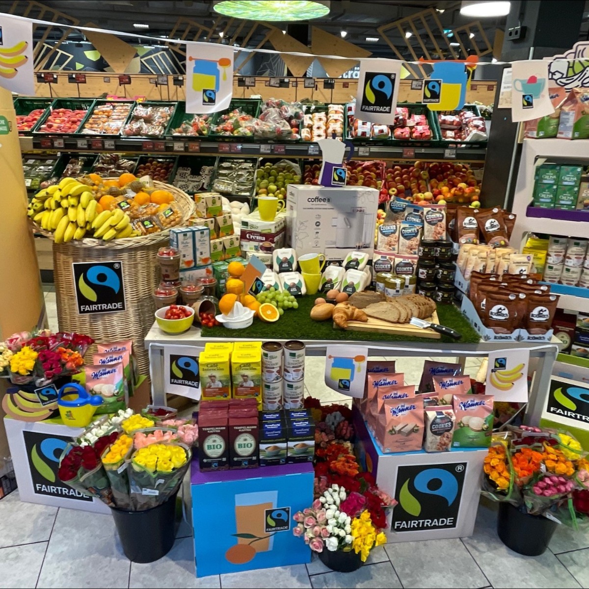 Fairtrade_DE's tweet photo. Ab Anfang Juni können sich Auszubildende im #Lebensmitteleinzelhandel oder im #Drogeriemarkt für die #Platzierungschallenge von #Fairtrade und #fitfortrade anmelden und bekommen als Starthilfe ein PoS-Paket zugesendet. Es winken tolle Gewinne! ➡️ https://t.co/NV1bHpDXbD #LEH https://t.co/dxd2jPaqak