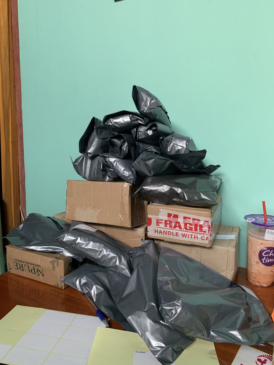 MiniMipu's tweet photo. Siap kirim semua paket kalian gaiiss ✨

Tapi yg dpt pos indonesia demi apapun, mohon maaf sekalii dikirimnya hari senin yaa karena kantor pos libur sampe besok🫵🏼 https://t.co/BtTvMZqYaN