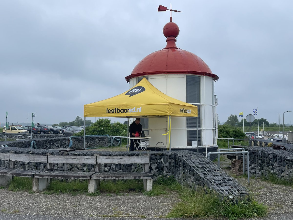 Vandaag staan <a href="/ronbrink61/">Ron Brink</a> en <a href="/LaurenceHaack/">Laurence Haack</a> van 12 uur tot 13 uur met de <a href="/LeefbaarSD/">Leefbaar S-D</a> #tent in #Burghsluis in de beschutting van ‘t Koepeltje. Ze gaan graag in gesprek met de inwoners over #wonen en alle andere onderwerpen die spelen. #streekholders #windkracht5 #bikkels