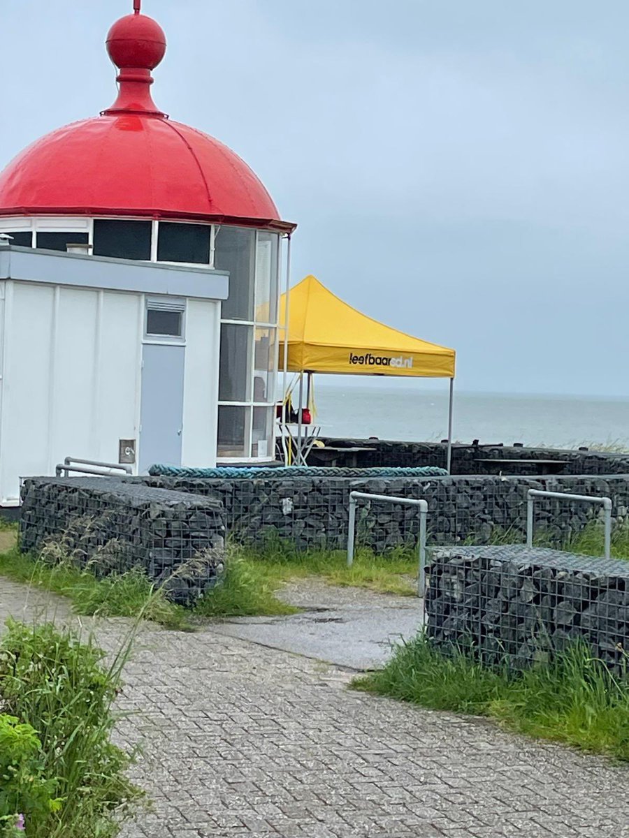 LeefbaarSD's tweet photo. Vandaag staan @ronbrink61 en @LaurenceHaack van 12 uur tot 13 uur met de @LeefbaarSD #tent in #Burghsluis in de beschutting van ‘t Koepeltje. Ze gaan graag in gesprek met de inwoners over #wonen en alle andere onderwerpen die spelen. #streekholders #windkracht5 #bikkels https://t.co/LKWnmyxfdG