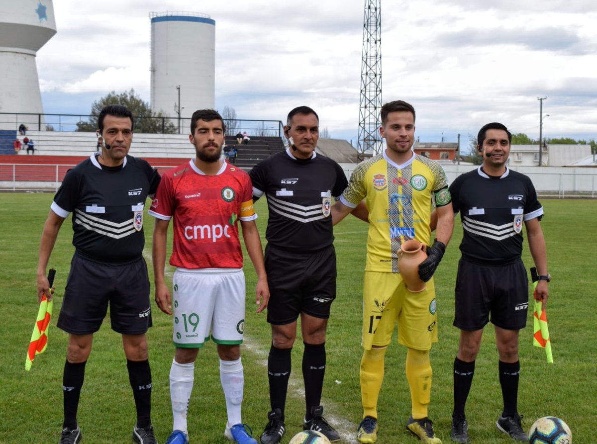 🔍𝐋𝐄 𝐒𝐀𝐕𝐈𝐄𝐙-𝐕𝐎𝐔𝐒 ⁉️

🇨🇱 | Dans le football régional de la Tercera Division B, se trouve @Nacimiento_Cdsc, une équipe qui lors du traditionnel changement de fanions, offre au capitaine rival un vase en argile, une poterie de la région.🏺👏