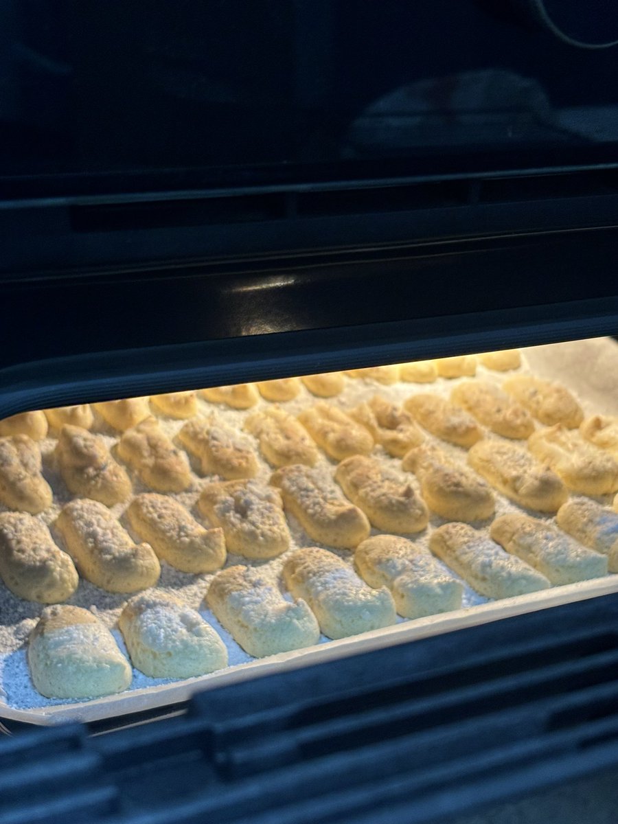 qkqqqq's tweet photo. Tiramisu from scratch ค่ะ ladyfinger อบเอง กดช็อทกาแฟเอง เเหล้ากาแฟก็ทำเอง ตอนนี้เหลือแค่เลี้ยงวัวเอานมมาทำครีมเองค่ะ สูตรทิรามุสิจากคุณครูจินสุตลอดไป แปะลิ้งสูตรขนม และวิธีทำเหล้าคาลัวด้วยตัวเองข้างล่างฮะ👇 https://t.co/RVaEPWoGUN