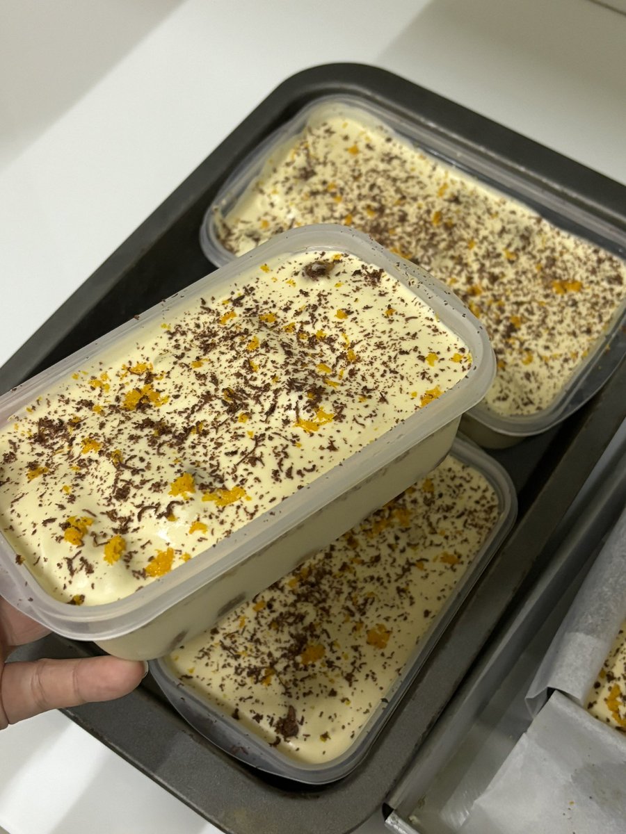 qkqqqq's tweet photo. Tiramisu from scratch ค่ะ ladyfinger อบเอง กดช็อทกาแฟเอง เเหล้ากาแฟก็ทำเอง ตอนนี้เหลือแค่เลี้ยงวัวเอานมมาทำครีมเองค่ะ สูตรทิรามุสิจากคุณครูจินสุตลอดไป แปะลิ้งสูตรขนม และวิธีทำเหล้าคาลัวด้วยตัวเองข้างล่างฮะ👇 https://t.co/RVaEPWoGUN