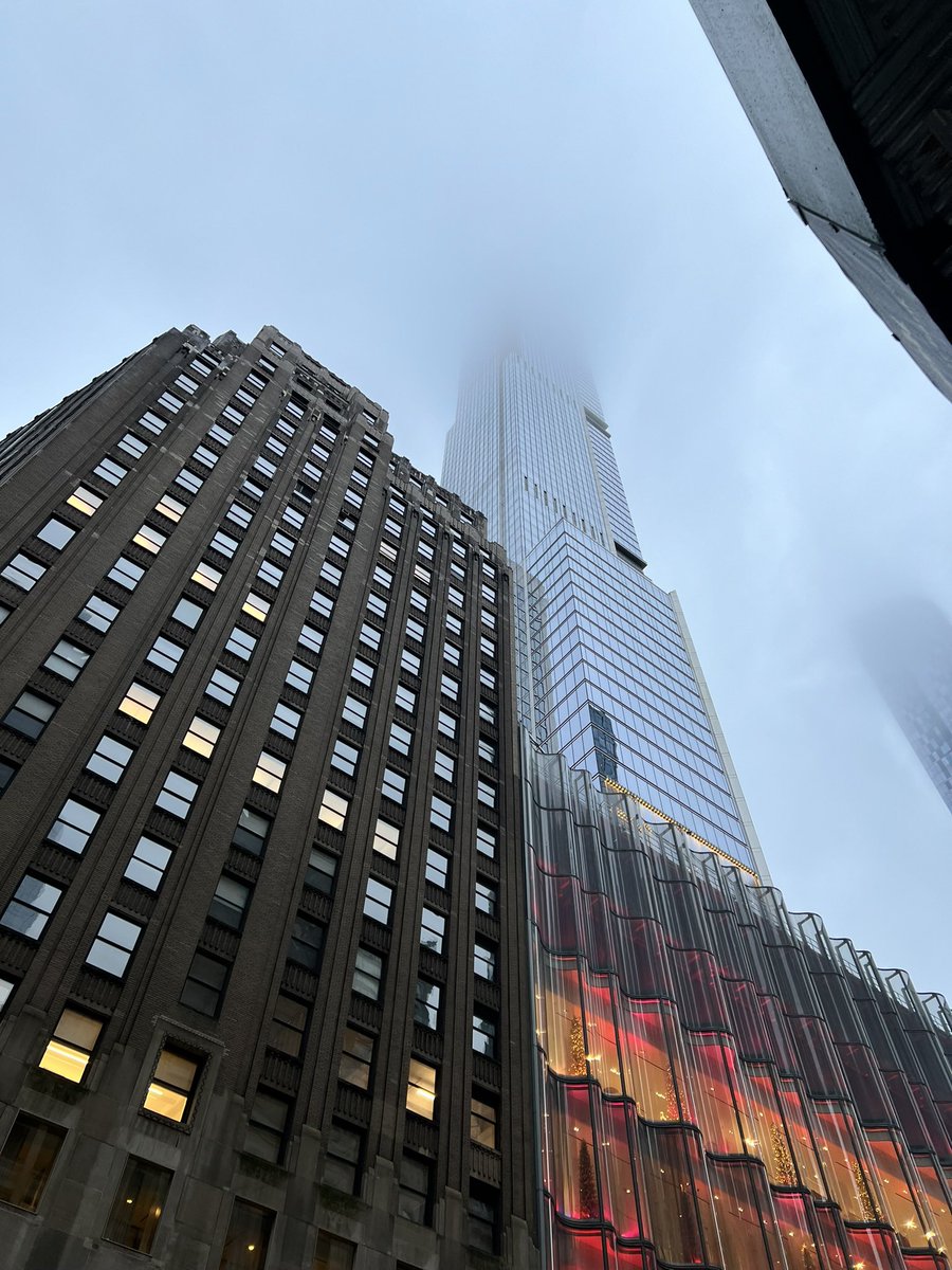 strangerpatrick's tweet image. 안개 자욱한 맨해튼. 저 높은 곳에 사는 사람들은 어떤 사람들 일까?