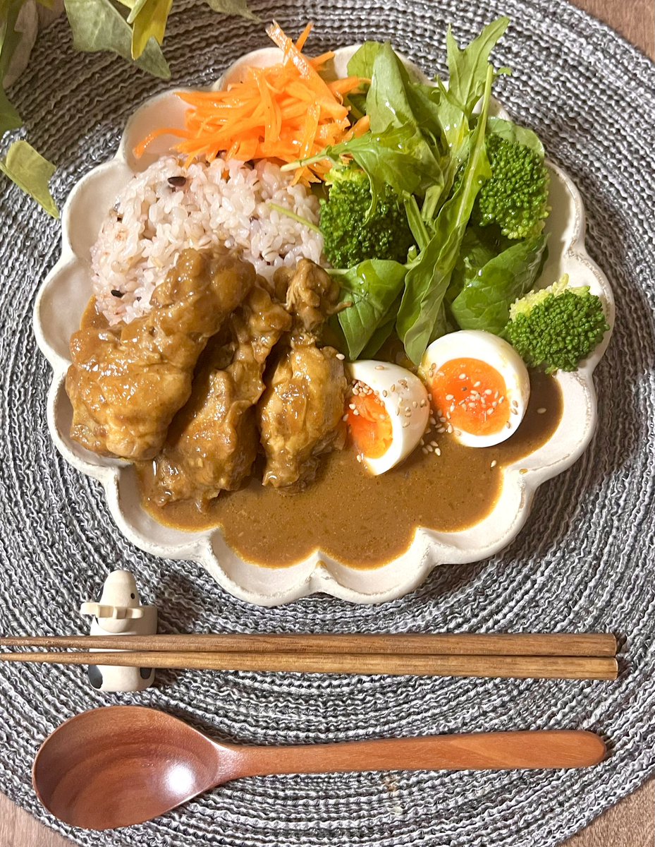 k1020_st's tweet photo. 学校から帰宅後すぐ食べて着替えてまたすぐ塾へ。たまにはゆっくり休めばいいのにと思ってしまう。

そんな今日の息子ごはん
ほろほろ鶏手羽元カレー https://t.co/o5vTlVW7LV