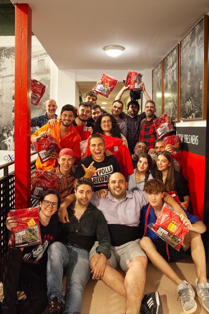 nensdelvendrell's tweet photo. Ahir després de l’assaig vam fer la tradicional entrega de camises.

Tenir la camisa dels Nens és motiu d’orgull i responsabilitat, us l’heu guanyat amb el vostre esforç i compromís.

Porteu-la amb orgull i respecte, #SOM història.

#castells #actuemambelcor🫀 https://t.co/jGNzn1cEn0