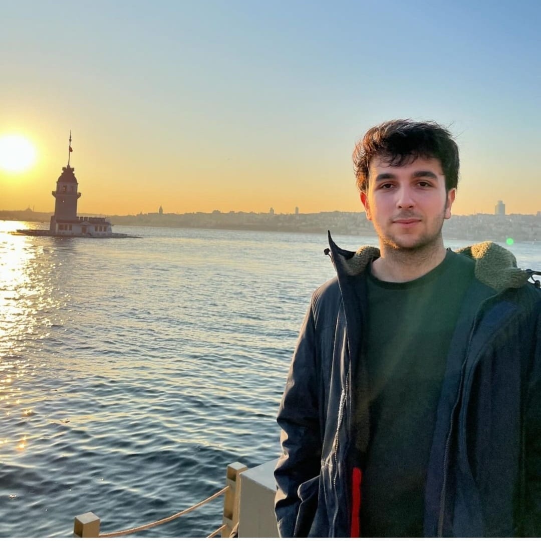 Benim oğlum Taksim’de, bir futbol takımının şampiyonluk kutlamasına elinde silahla katılıp sağa sola ateş açsaydı şu anda dışarıdaydı. Ya da bir cemaat üyesi olarak Taksim’e yürümek isteseydi yine dışarıdaydı. Ama 1 Mayıs yürüyüşüne katıldı diye 1 aydır tutuklu. #HepsiniAlacağız