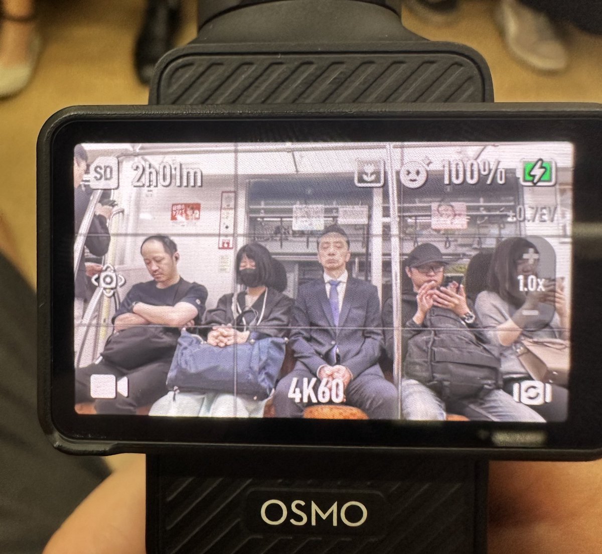 J’adore observer les japonais dans le train. Je ne sais pas s’ils dorment vraiment ou s’ils se détendent au maximum et se réveillent pile à leur station d’arrêt. 

D’ailleurs, ma première vidéo  «  Japon 🇯🇵 » sur ma chaîne YouTube. 

▶️🎥🔗: youtu.be/x06P_w1Q3Os