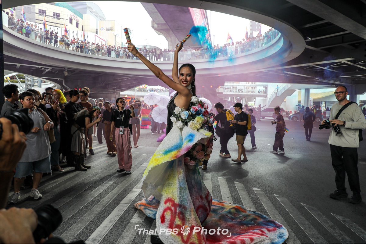 ThaiPBS's tweet photo. บรรยากาศการเดินขบวนงาน Bangkok Pride Festival 2024 สุดคึกคัก จากถนนพระราม 1 บริเวณสนามกีฬาแห่งชาติ ไปสี่แยกราชประสงค์ มีประชาชนและคนดังมาร่วมมากมาย อาทิ #อิงฟ้าวราหะ, #ชาล็อตออสติน ฯลฯ (ต่อ)

🌈 ชมสด #BangkokPride2024 แบบ Multi-View พร้อมกันทั่วโลก พร้อมคำบรรยายภาษาไทย ภาษาอังกฤษ และภาษามือ ได้ทาง https://t.co/VGtMgtyZg4

📸 Photo By : สุภณัฐ รัตนธนาประสาน
#ThaiPBSPhoto #BangkokPride2024 #PrideMonth #ThaiPBS