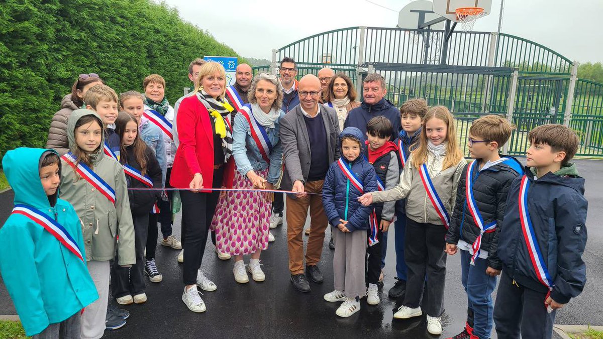 hautsdefrance's tweet photo. ⚽️ La Région #hautsdefrance, proche de ses habitants et qui garantit un accès au sport partout et pour tous, a inauguré, ce jour, un plateau multisports en accès libre pour les jeunes et les scolaires à #Genech.
✅ Une nouvelle structure sportive de proximité qu’elle a financé à hauteur de 36 923€.