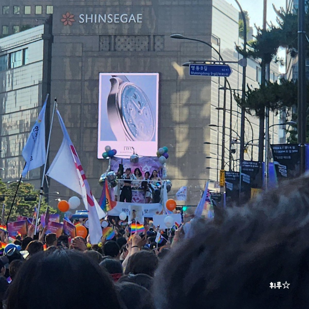 퀴퍼..올만에 행진햇더니 다리아파..

밥먹으러 홍대오니 오늘 걸음수 15000 이네 ㅋㅋㅋ