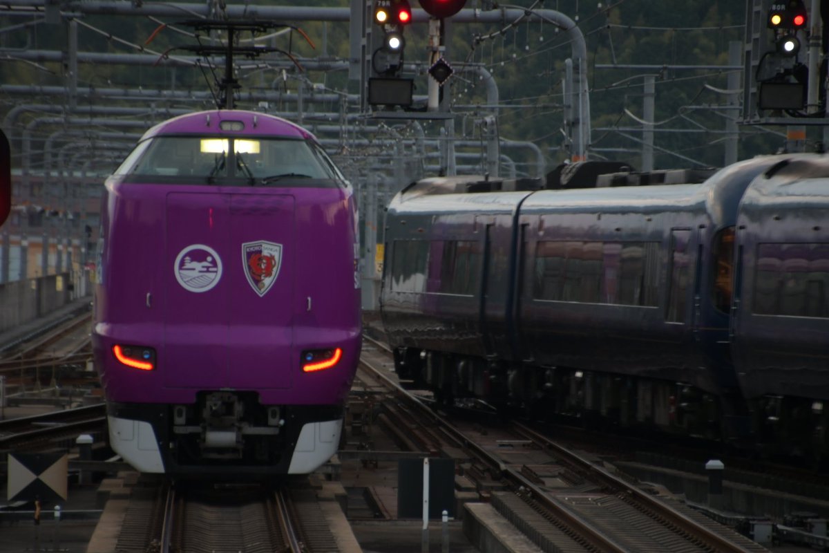 2024.6.1　福知山駅　

回送
287系FC02編成

ラッピングが施された3両編成の
「KYOTO SANGA TRAIN」、今日は
撮れないと思ってましたが、回送で
到着しました。

車庫に引き上げる時に、丹鉄の車両
で運用された特急はしだて8号と離合
しましたが、上手く撮れてなくて残念
です。

#回送