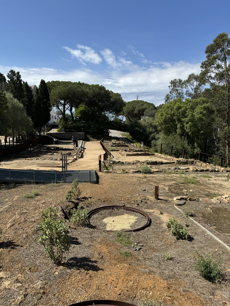 Olion pentref Iberaidd Sant Sebastià (Costa Brava). Y cylch yn y canol yn nodi lleoliad 'seilo' tan y ddaear i gadw grawn.