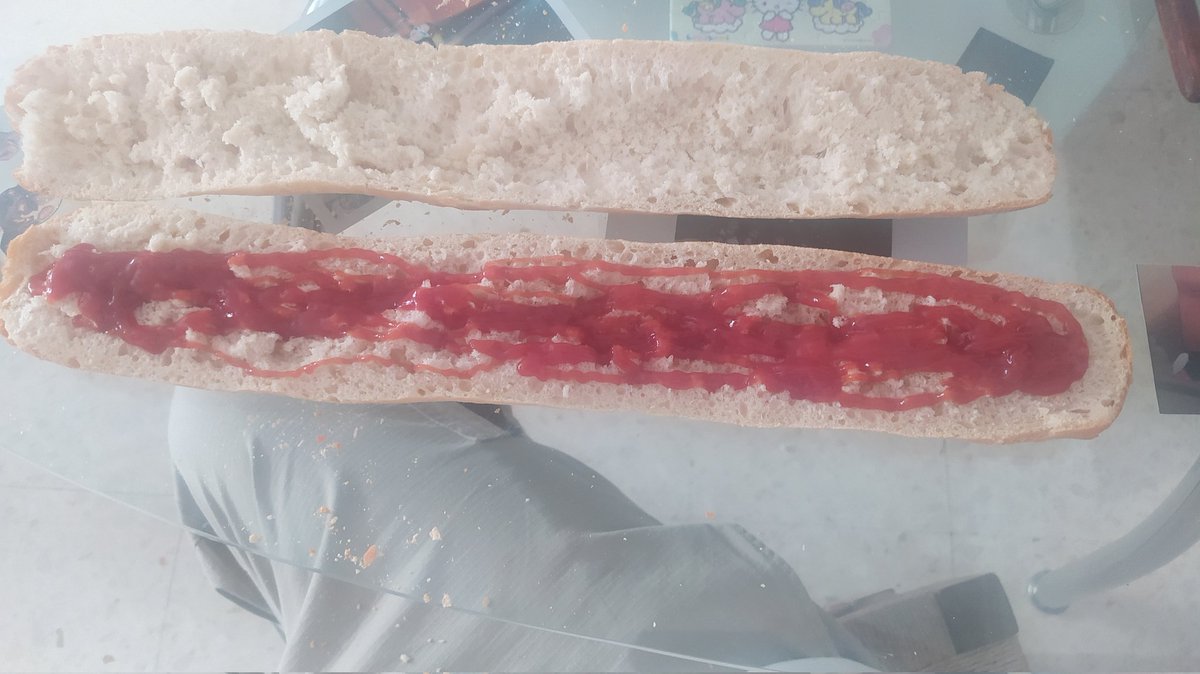 estegomanu's tweet photo. Hoy estábamos cortos de presupuesto así que bocadillo de ketchup https://t.co/jMOCUX9tFG