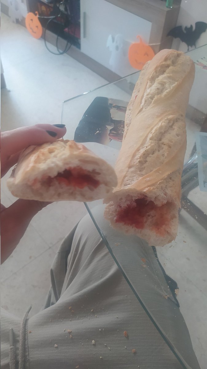 estegomanu's tweet photo. Hoy estábamos cortos de presupuesto así que bocadillo de ketchup https://t.co/jMOCUX9tFG