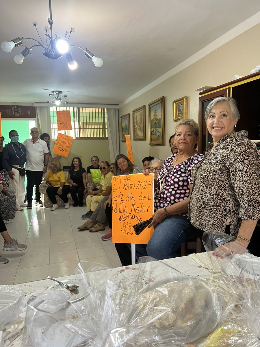 MesaSocial1's tweet photo. #30Mayo Emotiva  celebración del día del adulto mayor ayer en la parroquia Caricuao con importante grupo de la tercera edad en su mayoría dirigentes sociales de larga trayectoria. Se aprovechó la ocasión para llamar a realizar una campaña de motivación al voto por la unidad https://t.co/aRzS9FmAlN