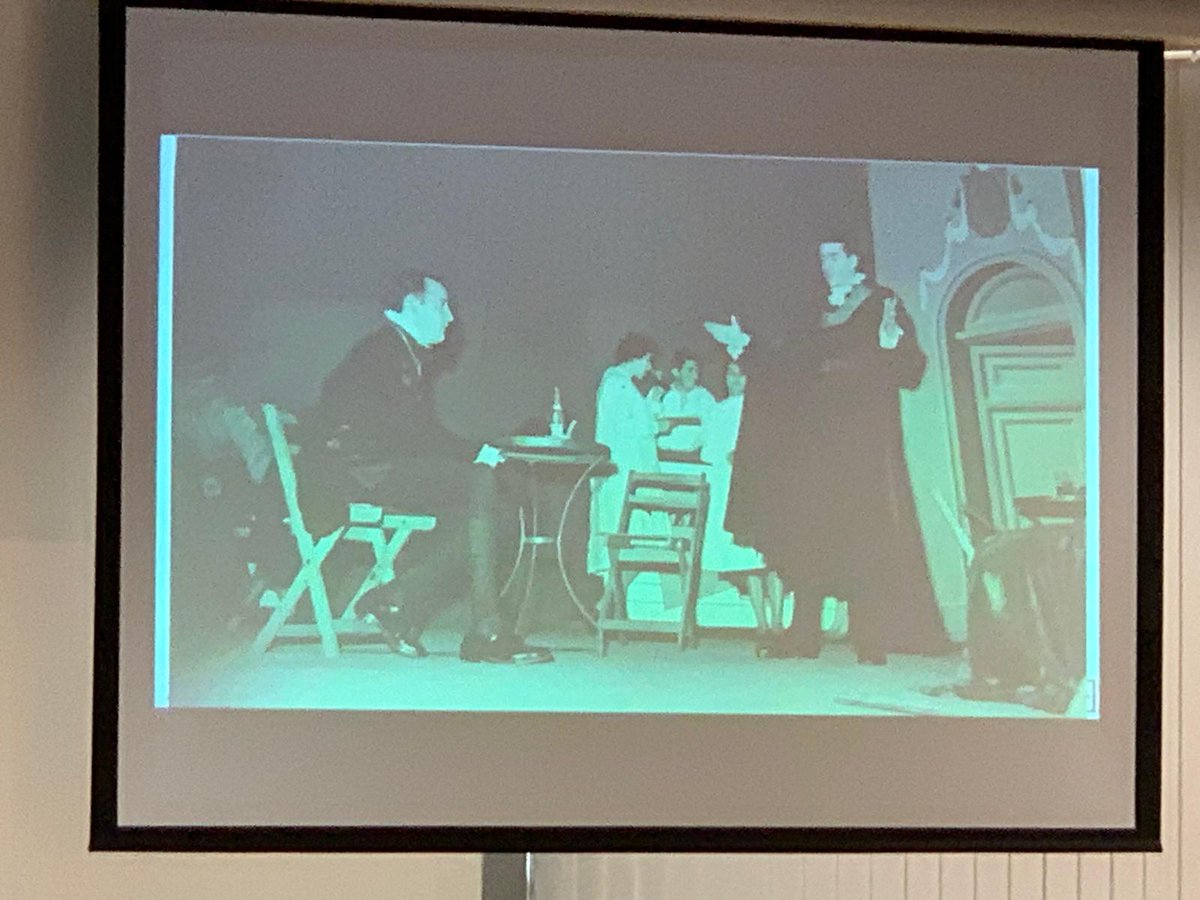 El acto, presidido por Dña. #IreneIglesiasPeinado Decana de <a href="/ffarmaciaUCM/">Facultad Farmacia UCM</a>, contó con Dña. #CarmenRomano y D. #JavierMarín, autores de la obra original (1958),  y con D. #SandroJara, que adaptó la obra en 1990